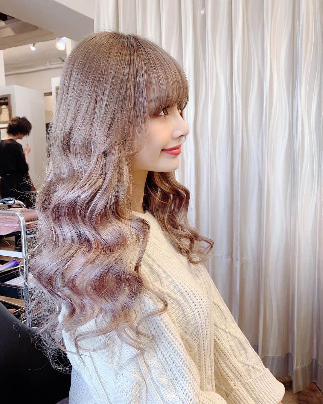 marinさんのインスタグラム写真 - (marinInstagram)「ラピス行ってきたよ💇‍♀️✨✨ げんさんいつもありがとうございます👼🏻 . . 前髪切ってサッパリしたなぁ☀️ カラーもシールエクも新しくて気分良いのだ👱‍♀️💖💖 . . ３月26日ラピス大阪 大安(木) . . オープン決定😲✨✨✨ 心斎橋ビックステップ前！！ 大阪市中央区西心斎橋2-10-32 . ワンダー6ビル 二階 心斎橋駅徒歩3分 . . ラピス横浜店は 横浜駅西口から徒歩５分だよ☺️✨ . . 是非、行ってみてね(｢🍒・ω･)｢🍒 ギャルはラピスでしょ👍😻 . . #ラピス#渋谷#美容院#newhair#haircolor #前髪カット」3月15日 18時23分 - maririn__78