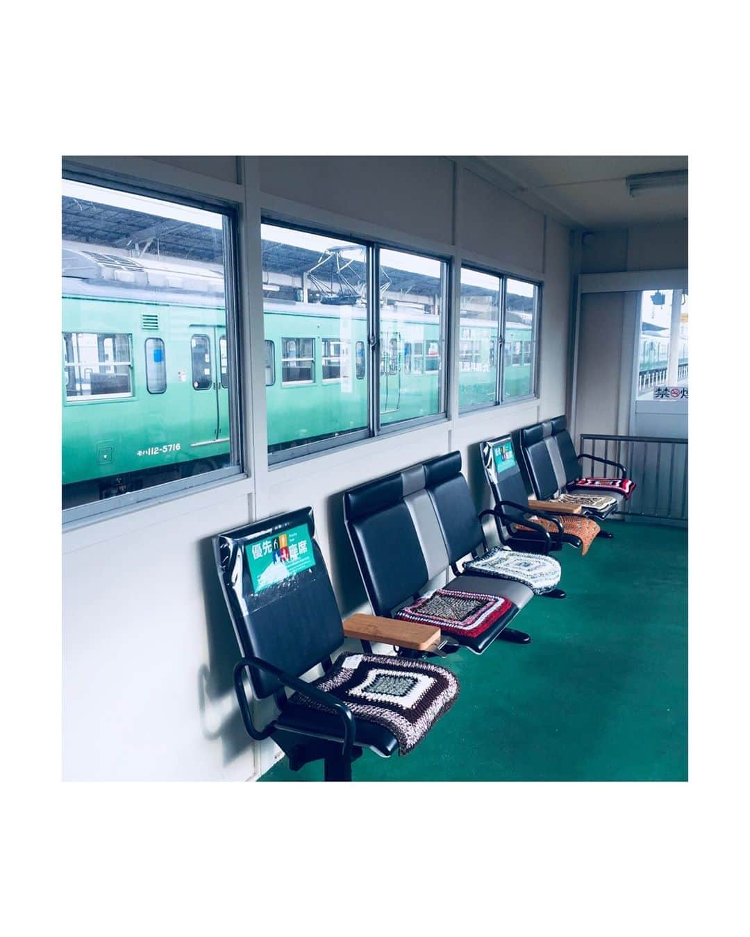 市川紗椰さんのインスタグラム写真 - (市川紗椰Instagram)「駅ベンチシリーズ 第4弾JR西日本 堅田駅。﻿ クロシェ編みの座布団の落ち着いた配色に、１１２系の緑色の鮮やかさが際立つ。﻿ ﻿ #市川紗椰 #駅ベンチ #113系C5編成 #113系 #モハ112系 #鉄道の旅 #JR西日本 #堅田 #堅田駅」3月15日 18時30分 - sayaichikawa.official