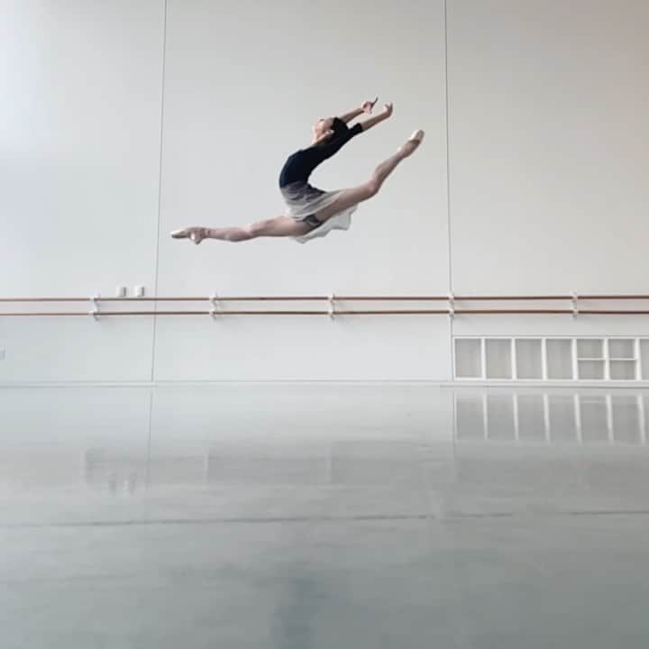 飯島望未のインスタグラム：「my last chance to jump before 2 weeks off. 😀  コロナ対策の為明日から2週間オフになります。 2週間後また元気に踊る事が出来るように健康に気をつけたいと思います。」
