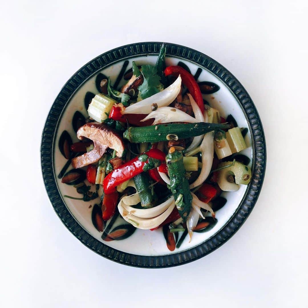 のインスタグラム：「これはお気に入りの野菜のマリネ🥦❤️🌱 ・ 野菜をグリルして、シンプルに マリネに付けとだけで美味しい☺️😍 ・ 忙しい方はこれを作り置き出来るし、 お料理があまりしない方でも簡単に作れる！ ・ レシピ本　#kellyの美トレめし に紹介します☺️ 発売まで楽しみにしていてね！ ・ This is my favorite Marinated grilled veggies 🌱❤️ ・ It’s super simple but the best!!! ・ It’s so easy to make and it’s a good dish for those who doesn’t have much time to cook😉 ・ The recipe will be on my recipe book! #kellyの美トレめし #classymagazine#heathy#food#foodie」