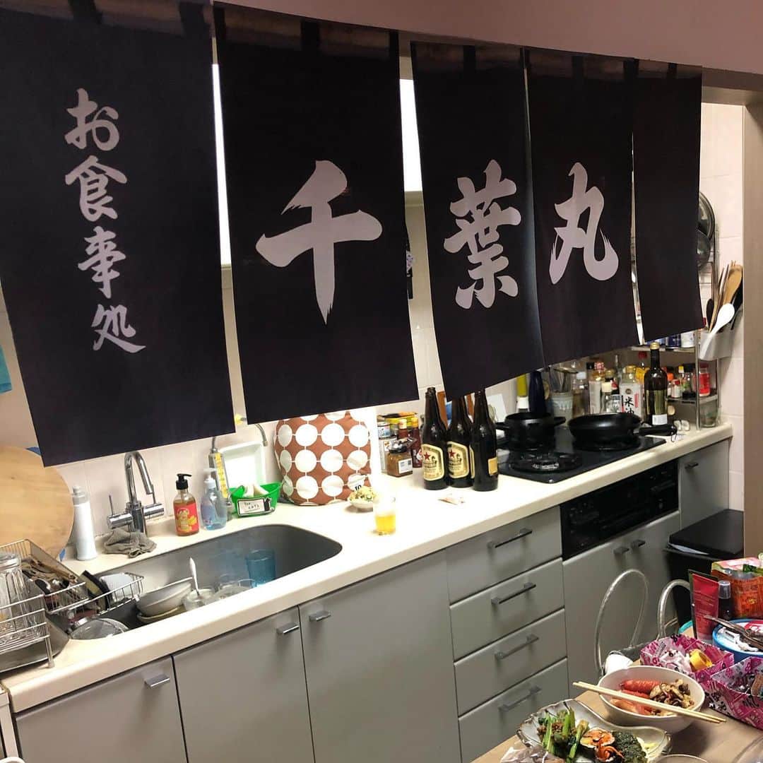 加藤紀子さんのインスタグラム写真 - (加藤紀子Instagram)「予約が取れないなら真似してみよう！の会。 エメラルド、竜田揚げ、ポテサラ、あん肝、焼きそば、ウィンナー（足の切り方までコピー🐙）。 作って食べて飲んで笑って、 気付けば店名が変わってる 迷店クオリティ✨  #九千葉　#千葉丸 #みんなやっちゃん #詳しくはブログに書きますね」3月15日 9時52分 - katonoriko