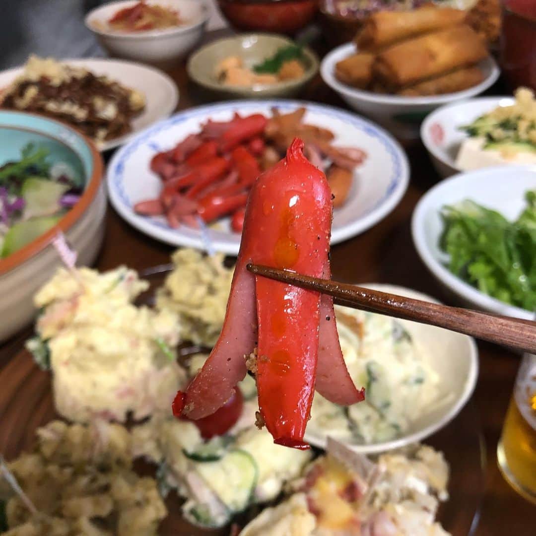 加藤紀子さんのインスタグラム写真 - (加藤紀子Instagram)「予約が取れないなら真似してみよう！の会。 エメラルド、竜田揚げ、ポテサラ、あん肝、焼きそば、ウィンナー（足の切り方までコピー🐙）。 作って食べて飲んで笑って、 気付けば店名が変わってる 迷店クオリティ✨  #九千葉　#千葉丸 #みんなやっちゃん #詳しくはブログに書きますね」3月15日 9時52分 - katonoriko