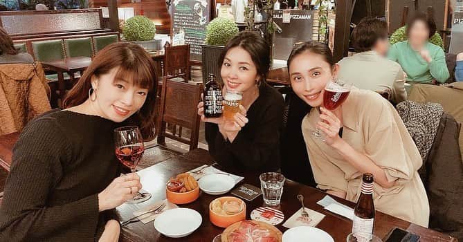 日下裕江さんのインスタグラム写真 - (日下裕江Instagram)「昨日は川崎麻世さんの舞台 『ブレインストーム』を Aiちゃん、Emiちゃんと観に行ったよ💕  Rinaちゃん観に行けなくて残念😢 次の機会に行こうね♪  久々の六行会ホール✨ 桜開花時期というのに、なんと‼︎みぞれが降ったという驚きの天気😱‼️ むちゃ寒くて凍えてた🥶  鑑賞の時は客席みんな😷してたのが不思議な光景w 『ブレインストーム』面白かった〜😆✨ 最初の方は難しくて理解するのに時間掛かったけど、 冒頭から、え？お！成る程‼︎ そう来るのね‼︎ みたいな面白さがあり、  どうなって行くの？って わくわくドキドキさせられたり、泣ける場面があったり、  麻世さん節の入った ちょいちょい笑える場面が盛り込まれてて面白かった🤣✨ あっほーい！ぴょんっ が無くて残念だったけどw  ここら辺座ってるの麻世組なんだろうなっていう、笑いがww  特に私の左隣の麻世組が ずっと笑っててうるさかった🤣  2カ月の稽古を経ての本番だそうで、 麻世さんの役は気性の波が激し過ぎてかなり体力使うし、メンタルやられそうな程のお芝居だったので、 かなり大変そう💦  それ程素晴らしいという事なんですが、 身体には気を付けて、 無事千秋楽まで頑張って欲しいです🌿 『ブレインストーム』 本日千秋楽 残り２公演‼︎ 麻世さん最後までfight〜🔥 観劇後、 ３人でお茶と言いながら 夕方から飲んじゃってました🍺🤣 Aiちゃんの教え子のママさんのお店🎶 そのママがお茶目で可愛かった😚💕 あ〜楽しかったね❣️ 今度は女子会とお花見🌸 しましょ〜💋 #ブレインストーム #ミュージカル #舞台 #川崎麻世 #六行会ホール #girlstalk #女子会 #女子飲み  @mayokawasaki」3月15日 9時44分 - hiroe___h