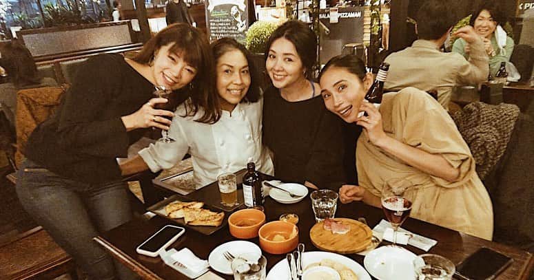 日下裕江さんのインスタグラム写真 - (日下裕江Instagram)「昨日は川崎麻世さんの舞台 『ブレインストーム』を Aiちゃん、Emiちゃんと観に行ったよ💕  Rinaちゃん観に行けなくて残念😢 次の機会に行こうね♪  久々の六行会ホール✨ 桜開花時期というのに、なんと‼︎みぞれが降ったという驚きの天気😱‼️ むちゃ寒くて凍えてた🥶  鑑賞の時は客席みんな😷してたのが不思議な光景w 『ブレインストーム』面白かった〜😆✨ 最初の方は難しくて理解するのに時間掛かったけど、 冒頭から、え？お！成る程‼︎ そう来るのね‼︎ みたいな面白さがあり、  どうなって行くの？って わくわくドキドキさせられたり、泣ける場面があったり、  麻世さん節の入った ちょいちょい笑える場面が盛り込まれてて面白かった🤣✨ あっほーい！ぴょんっ が無くて残念だったけどw  ここら辺座ってるの麻世組なんだろうなっていう、笑いがww  特に私の左隣の麻世組が ずっと笑っててうるさかった🤣  2カ月の稽古を経ての本番だそうで、 麻世さんの役は気性の波が激し過ぎてかなり体力使うし、メンタルやられそうな程のお芝居だったので、 かなり大変そう💦  それ程素晴らしいという事なんですが、 身体には気を付けて、 無事千秋楽まで頑張って欲しいです🌿 『ブレインストーム』 本日千秋楽 残り２公演‼︎ 麻世さん最後までfight〜🔥 観劇後、 ３人でお茶と言いながら 夕方から飲んじゃってました🍺🤣 Aiちゃんの教え子のママさんのお店🎶 そのママがお茶目で可愛かった😚💕 あ〜楽しかったね❣️ 今度は女子会とお花見🌸 しましょ〜💋 #ブレインストーム #ミュージカル #舞台 #川崎麻世 #六行会ホール #girlstalk #女子会 #女子飲み  @mayokawasaki」3月15日 9時44分 - hiroe___h