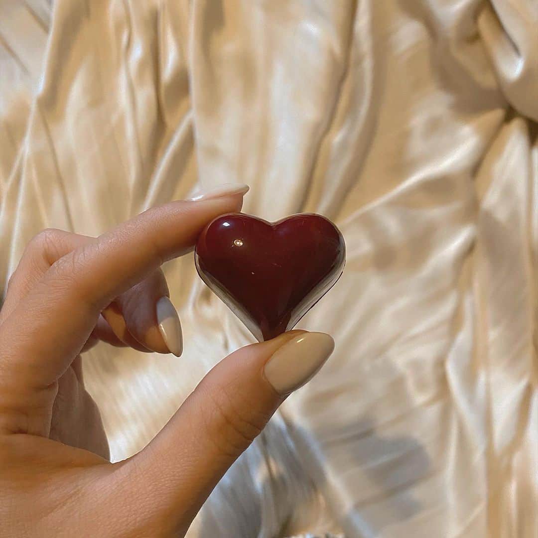 のインスタグラム：「ㅤㅤㅤㅤㅤㅤㅤㅤㅤㅤㅤㅤㅤ ㅤㅤㅤㅤㅤㅤㅤㅤㅤㅤㅤㅤㅤ 美味しすぎたチョコ🤎 今まで食べた中で1番美味しくて感動した🤎 ㅤㅤㅤㅤㅤㅤㅤㅤㅤㅤㅤㅤㅤ ㅤㅤㅤㅤㅤㅤㅤㅤㅤㅤㅤㅤㅤ #チョコレート #CRIOLLO ㅤㅤㅤㅤㅤㅤㅤㅤㅤㅤㅤㅤㅤ」