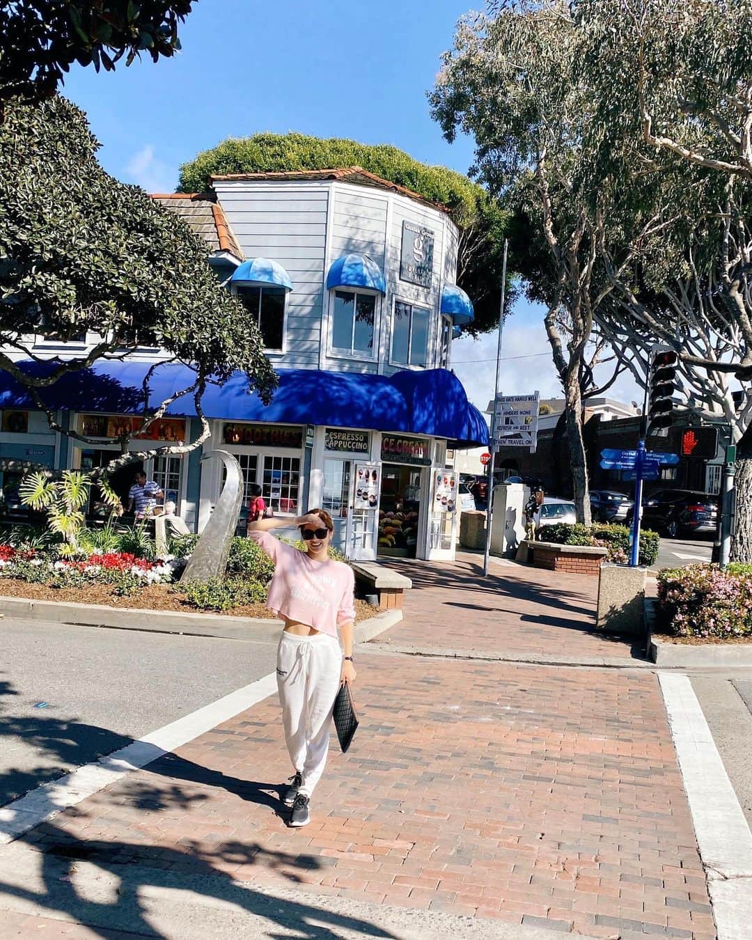 のインスタグラム：「to love ♥️I need a sun every single day~ . . . #ootd #lagunabeach #fashion #picoftheday  #beach #palmtrees #cali」