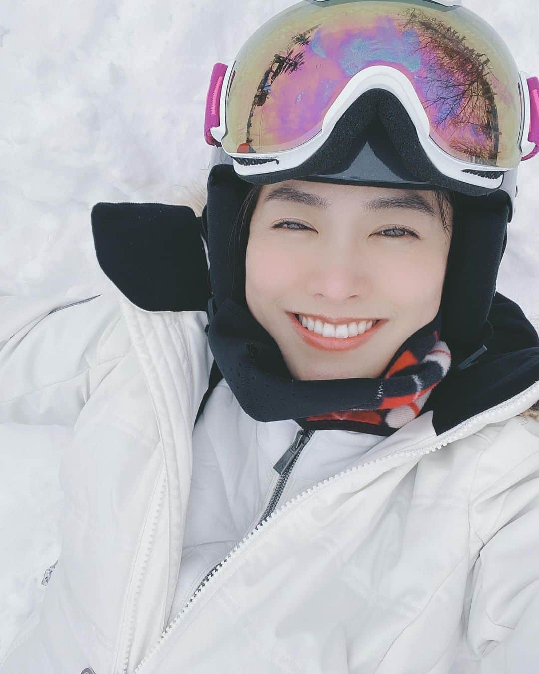 金ケ江悦子さんのインスタグラム写真 - (金ケ江悦子Instagram)「* ずっと大嫌いだったスキー🎿 ・ ・ 留学してた時にホストファミリーとスキーへ行き 滑り方分からぬまま頂上へ連れて行かれ、、 泣きながら滑り落ちる。。 ・ ・ さらに 止まり方わからず 英語わからず 「NOーーーー😱」 と叫び続け 人混みに突っ込む。。 ・ ・ そんなトラウマで 二度とやらないと思ってたスキー⛷ ・ ・ 頑張ればトラウマも克服できるものですね。 出来ない、嫌いの 決めつけはやめよう😌 ほんの少し ウィンタースポーツが好きになりました😌❤️ ・ ・ #スキー #ウィンタースポーツ #スキーデビュー #トラウマ克服 #wintersport #ski」3月15日 10時08分 - etsuko_kanagae