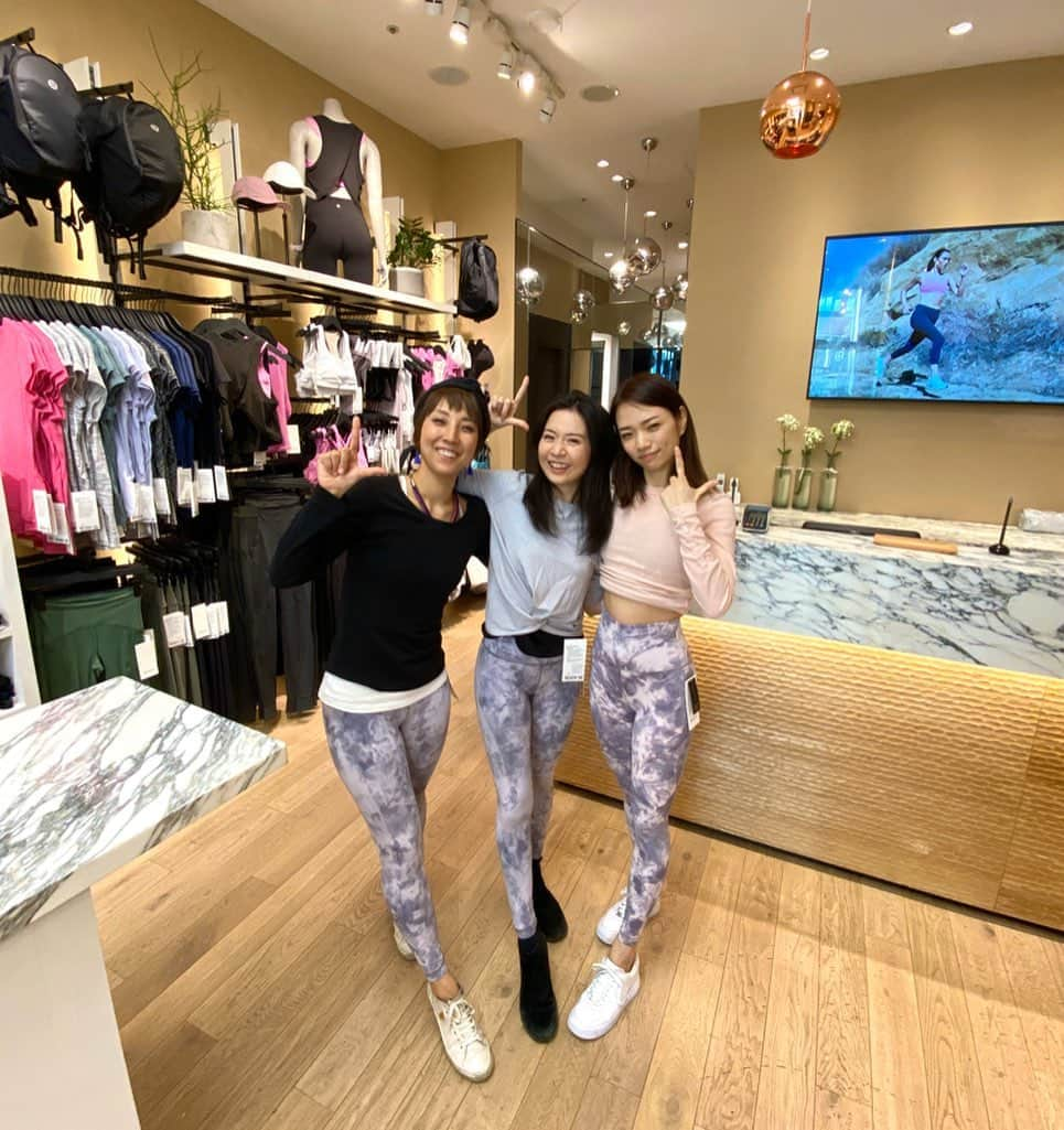 梅澤友里香さんのインスタグラム写真 - (梅澤友里香Instagram)「@lululemonjp の特殊素材❤️ Everlux (in movement pant) Nulu (Align pant) Nulux (fast and free pant)  fit session❤️❤️❤️ #scienceoffeel ・ ・ 先日、れみちゃんとみほちゃんと一緒に😍 女子同士のファッションショー的なやつ。 ってなんて楽しいんだろう😍 ワイワイ❤️ あれ可愛い。これ使いやすい。 こんな時も良いね！ ・ 時間があっっっという間❤️ ・ 可愛くて大好きな2人にも lululemonの良さ 沢山実感して貰えて嬉し❤️ ・ レギンス以外にも 春らしくて可愛いウェアに きゃあきゃあして 結果沢山お買い物😂 lululemonマジック😂✨ ・ @amam920 と @daijiro.yamazaki が 安定の抜群の接客してくれて 楽しい時間だったー！💕 ・ 世の中が少し暗い時 こんな時こそ感じる #ルルレモンセラピー ❤️ みんながHappyだから行くだけで 会うだけで本当に元気貰える❤️ ・ ストアにお喋り行くだけでも みんな喜ぶから🥰 「行ったら買わなきゃ！」 なんて思わず、どんどん立ち寄って 元気貰ってね❤️❤️❤️ ・ 私はEverlux (in movement pant)❤️ 初めてのタイプだから 早速クラスで使いたい❤️ ・ やっぱりlululemonレギンスは 最強❤️ 着圧バツグン✨ アーサナとる時不快に感じた事がない❤️ そして持ちが良過ぎてどんどん増える😂 #ルルレモンあるある ・ まだ試した事ない人是非是非💕 ・ マイホームストア 新宿マルイストアへ是非❤️ （もちろん全店舗大歓迎😂✨） ・ 楽しい午前だった❤️ ・ ・ #lululemonjp #ルルレモン #thesweatlife #一日一汗 #lululemonambassador #lululemonshinjuku ・ ・ ＝お知らせ＝ "梅澤 友里香 友里yoga"のLINE＠はじめました！ 登録ID→ ggv9775f https://line.me/R/ti/p/%40ggv9775f ※プライベートアカウントではありません。 ・ #yoga #yogainstructor #ヨガ #ヨガインストラクター #naturalbeauty  #model #fitnessmodel #美と健康 #美脚 #organic #ベジタリアン #yogawear #ヨガウェア　 #beauty #health #yogalife #yogini」3月15日 10時14分 - yurika_umezawa