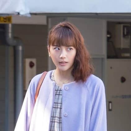【公式】ドラマ「この男は人生最大の過ちです」さんのインスタグラム写真 - (【公式】ドラマ「この男は人生最大の過ちです」Instagram)「#唯OLの簡単こなれヘアアレンジ  サイドのダウンスタイルには一手間を☝️ 片方の髪をひねってピンで留めたら毛束を引っ張りましょう‼︎ 簡単に綺麗なお姉さんに大変身‼︎ 是非やってみて下さい🙂 可愛くハッピーな毎日を💛  kazuyo_ooe  #松井愛莉 #この男は人生最大の過ちです #ツンドレ #通勤ヘアアレンジ #ハウツー」3月15日 10時19分 - konodan_6