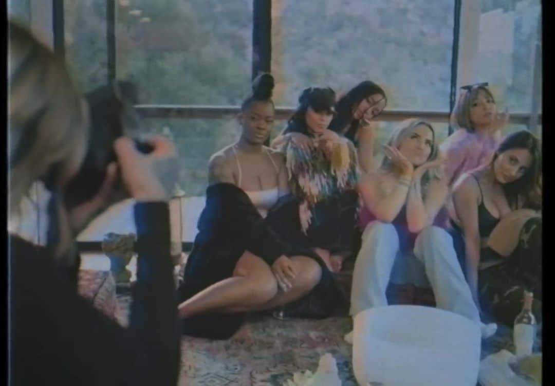 ジンジョー・リーのインスタグラム：「I can’t stop listening this song!!!!! Go check this MV!!! I had so much fun with these awesome girlfriends!!!! Thank you for havin me! Love you sooooo much!!! @iamjojo 🥰😘 #MAN #GoodToKnow」