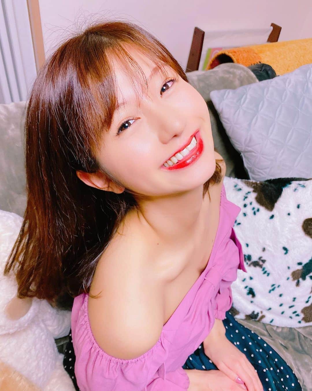 谷川愛梨のインスタグラム：「: 大好きなブランドmiia☺️💛 3/12発売のマリアージュブラウス早速GET🎵 おっきいリボンがとっても可愛くって オフショルでも着れてるんるん〜🐶💜 #miia #10vemiia #マリアージュブラウス」