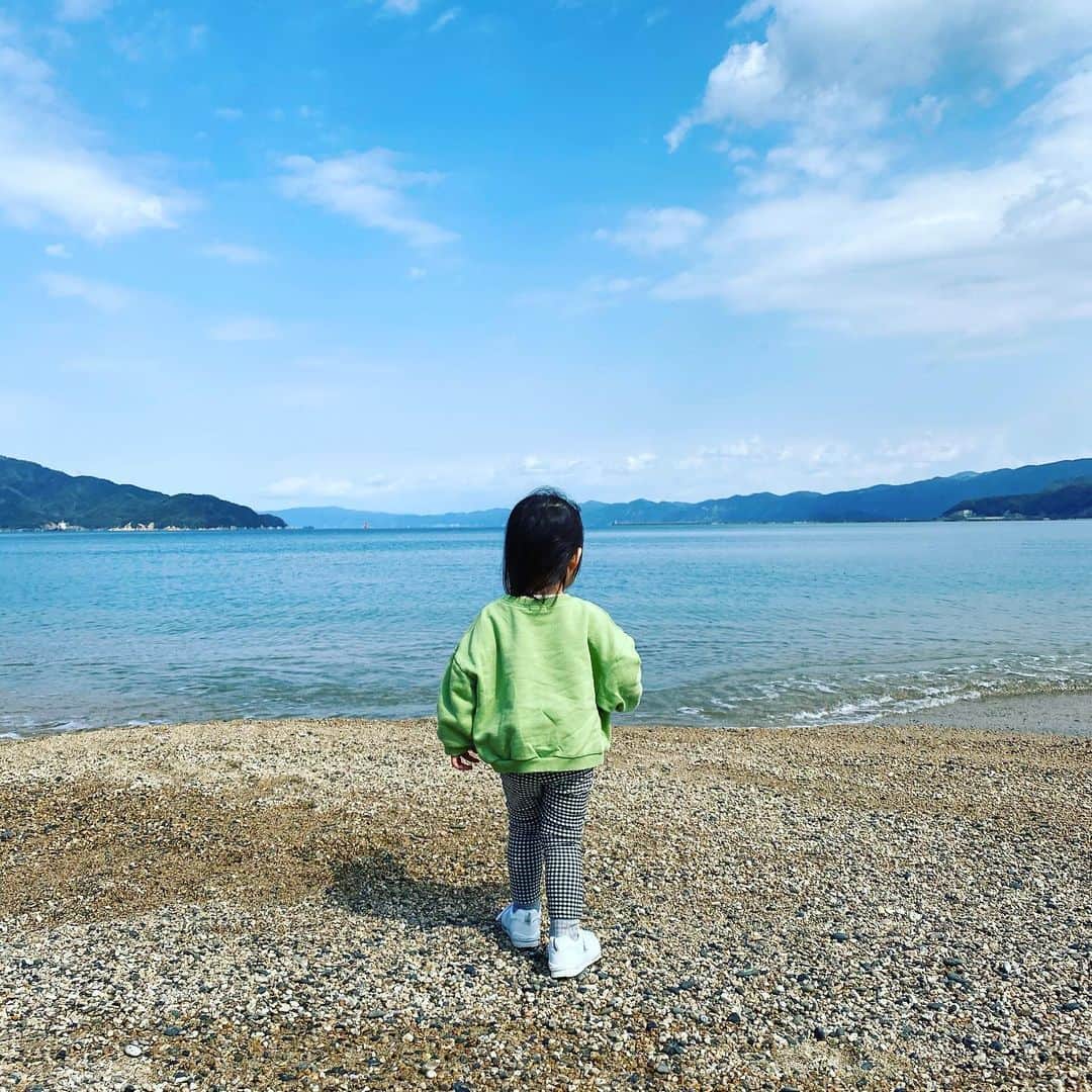 濱田卓実のインスタグラム：「子供の遊ばせるところがもっぱら休みなので、公園行ってからの海  海に向かってエンドレスで石を投げさせられる。。。 #濵田家の休日 #気比の松原」