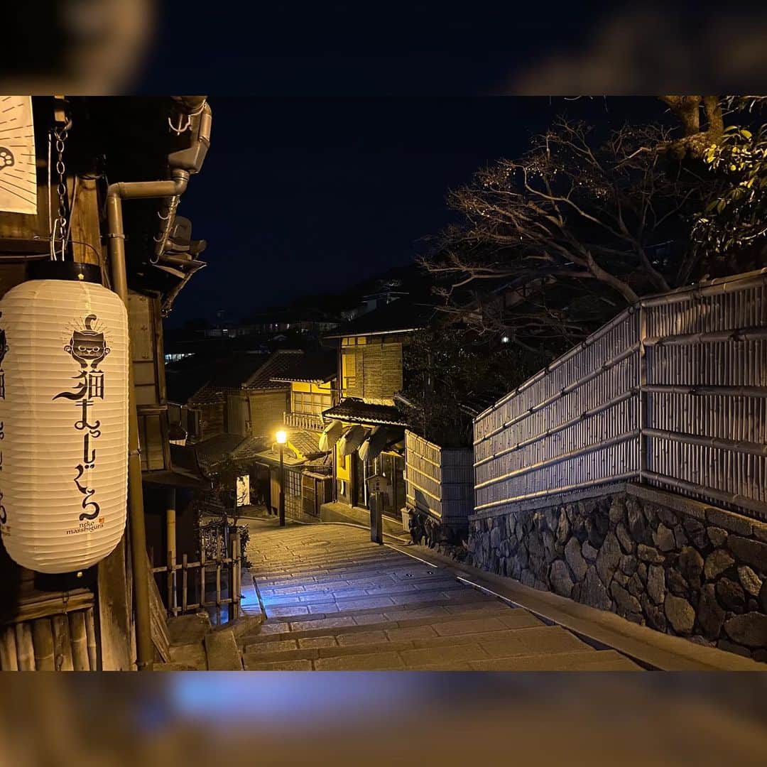 黒田瑞貴さんのインスタグラム写真 - (黒田瑞貴Instagram)「京都きてますー！気さくな従業員さんとあったかいお宿でした❤️ 観光地から徒歩1分とか？本当すぐの場所にあるのに、夜は静かで素敵すぎました…😭 夜ご飯食べてから綺麗な京都の街を歩いて、宿についてからは星見ながらあずさと飲みなおしました！ 観光したやつはまたあとで載せます😳！ #京都　#japanesemodel #fashion #ootd #ootdfashion  #sightseeing #女子旅 #京の宿 #二年坂 #京都宿泊 #三源 #京都旅館 #pr #コラボベース」3月15日 11時06分 - kurodamizuki_