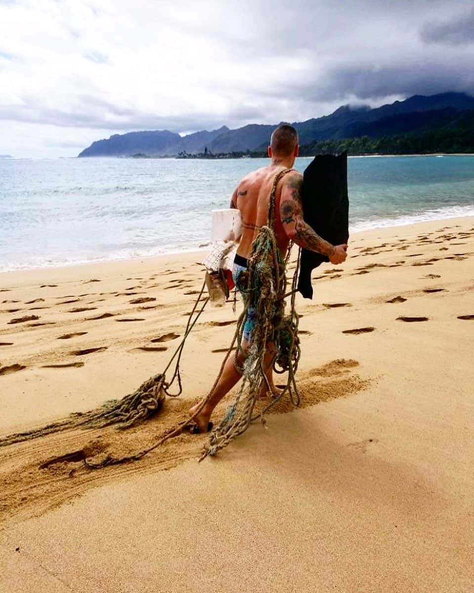 ザッキー・ヴェンジェンスのインスタグラム：「Great day cleaning up the windward side with @hawaii_ocean_ambassadors and friends today. #oahu #winwardside #beachcleanup #earth #plasticfree #wakeupsunshine #fuckplastic 🌴🌈🌊☀️」