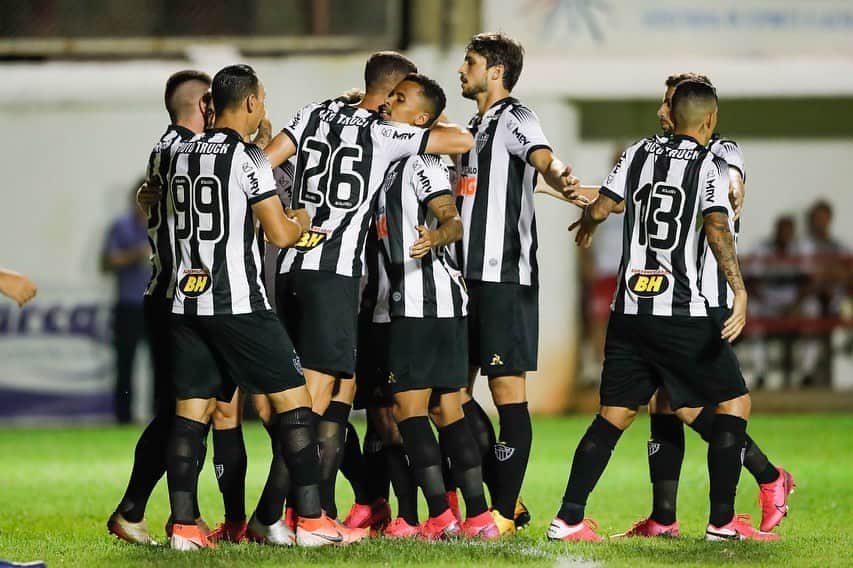 のインスタグラム：「Seguimos unidos e evoluindo! 🐔⚫️⚪️」