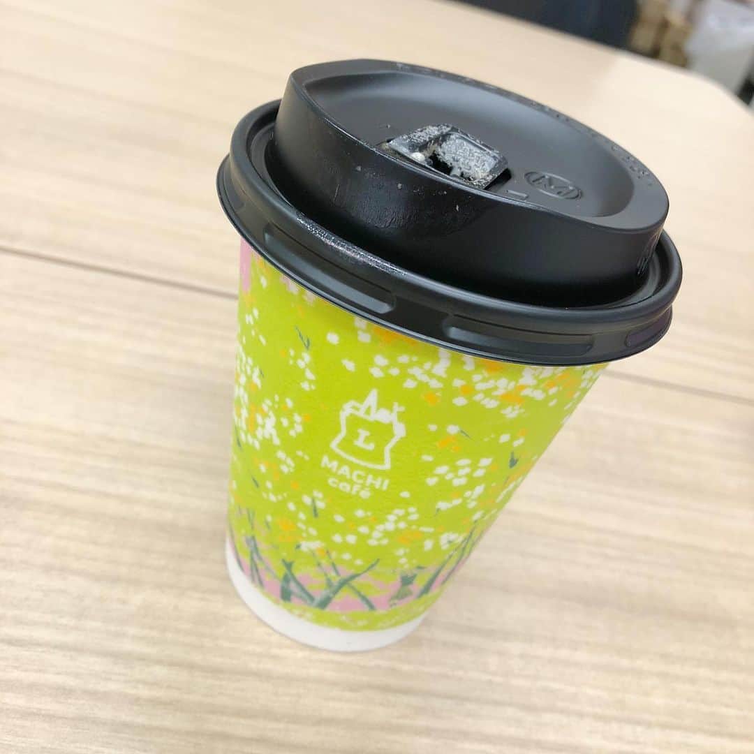 のインスタグラム：「スタジオに入る前に買ったマチカフェのカップが春💐だった😍 いつもとちょっと違うだけで心動かされる☺️皆様素敵な日曜日を✨ 頑張りまーす🏇🍚✨ #岡部玲子 #レポーター　#アナウンサー　#競馬　#競馬キャスター　#スタジオ　#生放送　#マチカフェ　#春　#気分転換　#それ大切　#カフェオレ　#mama #talent #reporter #machicafe #lowson #japanese #spring #cafeole #coffee #love happy」