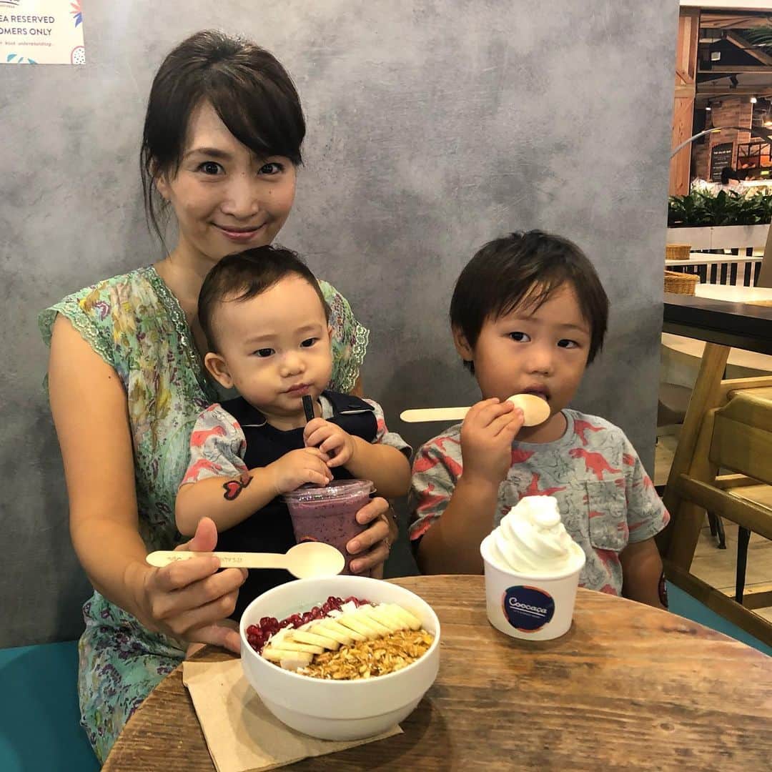 橋本麻里衣のインスタグラム：「So Yummy..☺︎ ＊ ＊ 美味しくって身体にも嬉しいCoocaçaのスーパーフードスイーツ。ビタミンを多く含むフルーツがシミ取り後の弱ったお肌の修復機能にも働きかけてくれると期待して..❤︎ ＊ わたしのお気に入りはアサイーボウルのPURA VIDAで、長男はスモールサイズのソフトサーブ ヨーグルト。次男のお気に入りはクラッシックスムージーで、なかでも大好きなのはパイナップルやストロベリー、バナナなどの入ったALOHAです☺︎ ＊ Great worldの地下1階の他、オーチャードのLiat towerのお店もリニューアルオープンしたみたいですよ☺︎♫ ＊ #singaporelife#sglocallife#lifeinsingapore#igsg#sgig#coocaca#Coocaçasg#ItsAlwaysGood#シンガポールライフ#シンガポール生活#シンガポールカフェ#シンガポール在住#シンガポールおすすめ#シンガポール子育て#男の子のママ#生後14ヶ月#4歳#二児ママ#海外生活#美味しいデザート#スーパーフード ☺︎」
