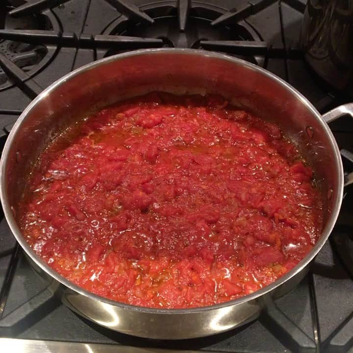 エリザベス・リーサーのインスタグラム：「First time sauce #socialdistancing」