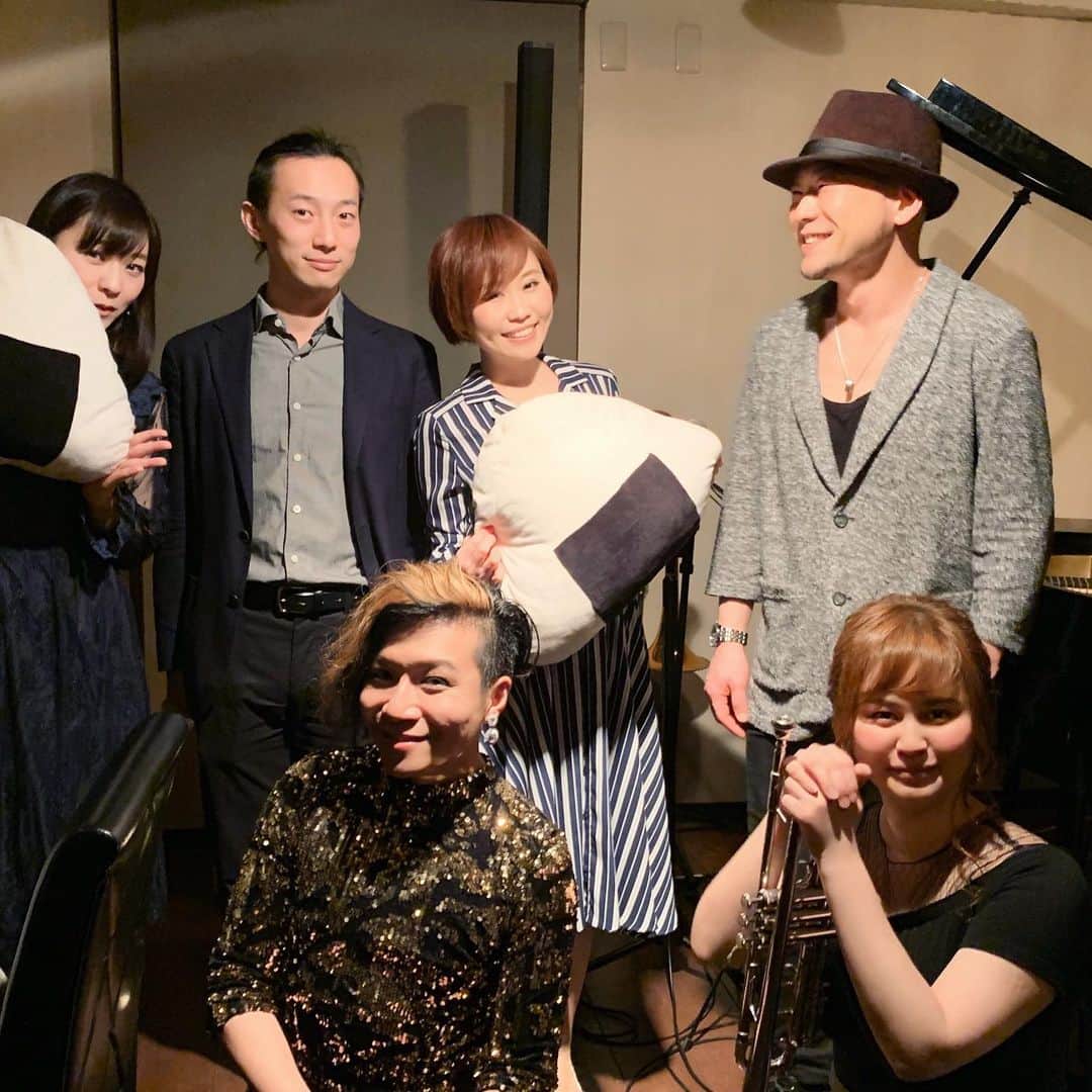 Karinのインスタグラム：「おむすびJAZZ赤坂🍙  オネエジャズシンガーで赤坂店のママ Sasamyさんが面白くて 共演のミュージシャンの方たちも気さくで 本当に楽しかったです😊 ・ 次回は3/27(金)おむすびJAZZ赤坂店に出演します🎤 ・ おむすびJAZZ赤坂 http://meroom.com/jazz.html Charge ¥3,000 ・ ※おむすびラウンジのライブ時間は営業時間内に20分程のステージを３～5回程随時お届けいたします。 ・ #JAZZ #BAR #おむすびjazz赤坂 #シンガー #シンガーソングライター #音楽 #音楽好きな人と繋がりたい  #ライブ #写真 #live #photo #music #ilovemusic #musicgram #karin #singer #singersongwriter」