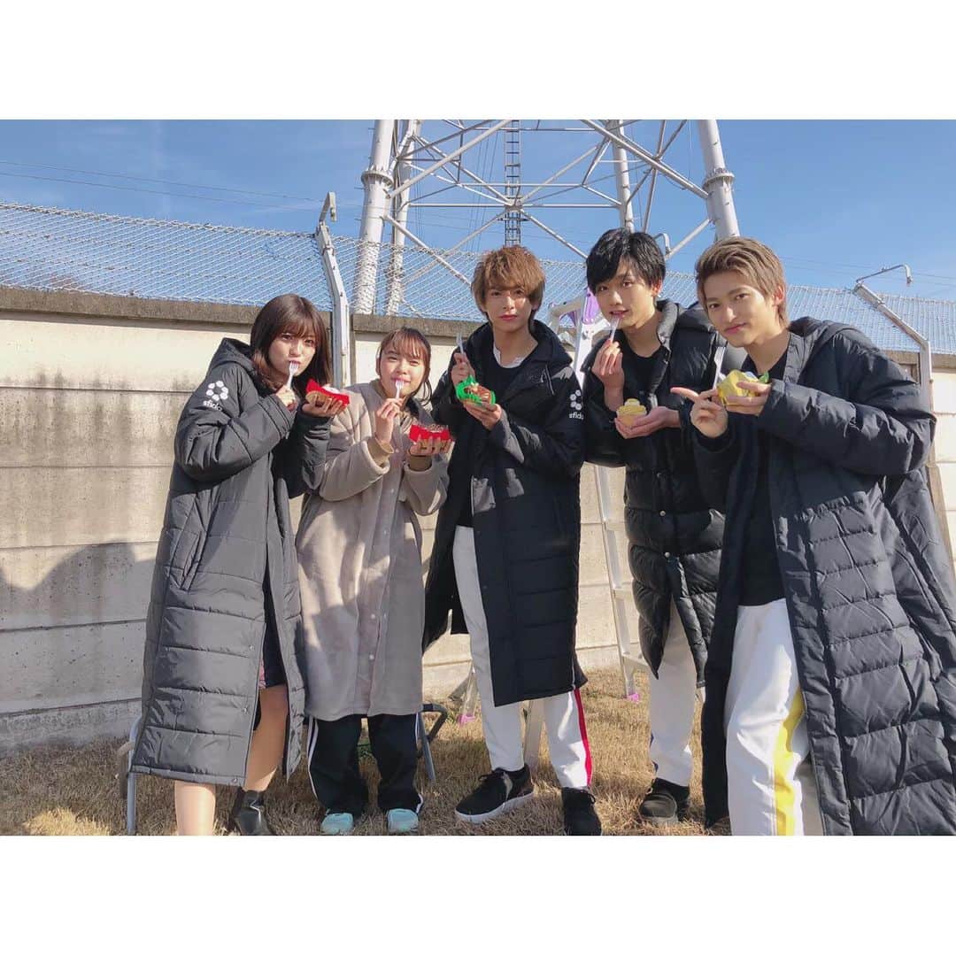 水石亜飛夢さんのインスタグラム写真 - (水石亜飛夢Instagram)「『魔進戦隊 キラメイジャー 』﻿ 第二話「リーダーの証明」ご視聴ありがとうございました！！﻿ ﻿ 1人ひとりが輝くために、支え合うから5人が必要﻿ ﻿ とても素敵な台詞ですよね、﻿ ﻿ 僕らも支え合ってこれからの撮影も頑張ります、、！！﻿ ﻿ これは撮影開始当初のクリスマス辺りの写真！﻿ 由芽の差し入れケーキを皆んなで食べてます。🍰﻿ ﻿ ﻿ 次回は、時雨のメイン回。頭に万力、、、！？﻿ とんでもない回です。﻿ ﻿ 来週もキラメこうぜ！﻿ ﻿ ﻿ #キラメイジャー #nitiasa」3月15日 11時41分 - atom_mizuishi