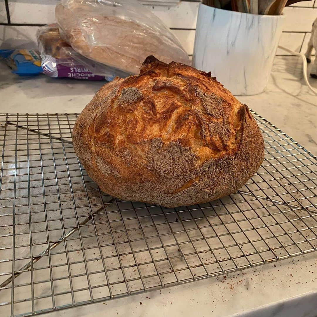 ベン・ファルコーンのインスタグラム：「Since we are all apparently living in the plot of a Stephen King novel, I figured I might as well make bread.」