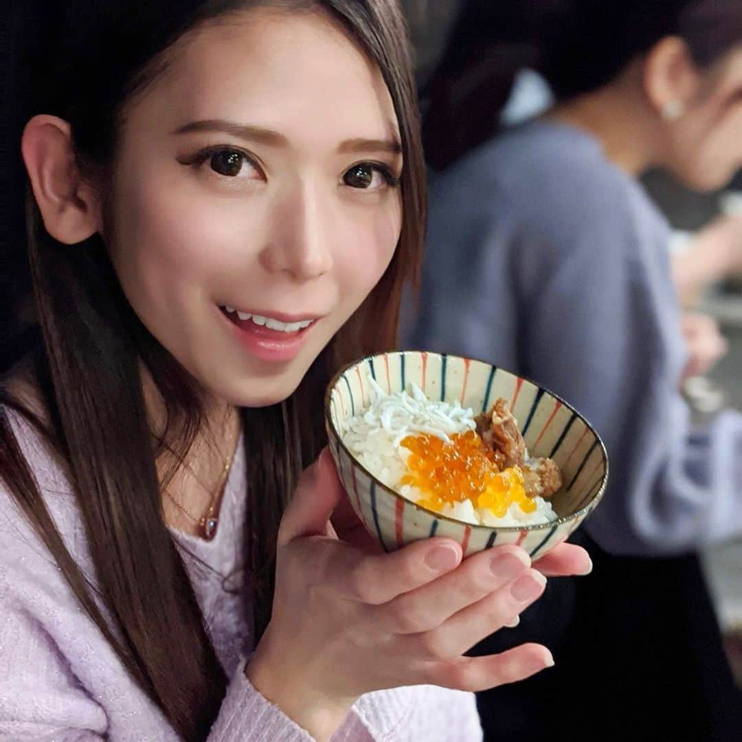 大見さなえさんのインスタグラム写真 - (大見さなえInstagram)「新ブランド米"いちほまれ"☺️🍚﻿ 麻布十番『#炉端焼きこのじ 』﻿ ﻿ ほっき貝あおさ焼きなど﻿ 炉端焼を味わったあとの〆の銀シャリ🐥🍚﻿ 福井県の新ブランド米！✨﻿ ﻿ バーミュキュラで炊いたものを﻿ 小ぶりのお茶碗に1杯目は白米そのままで！﻿ 2杯目はイクラ、ちりめんじゃこ﻿ 牛しぐれ煮をご飯にのせて、勝手に贅沢丼にしてみた☺💓️﻿ ﻿ ひと粒ひと粒がしっかりしてて、噛むほどに甘味が出てくる😍﻿ お箸の進む美味しさだった🤤🍚💓﻿ ﻿ #炉端焼き #ろばた焼き #海鮮料理 #魚介料理 #pr﻿ #海鮮 #麻布十番グルメ #麻布十番 #めぐログ_麻布十番﻿ #マクアケ #クラウドファンディング #日本美食﻿ #麻布十番ディナー #居酒屋 #グルメ #instafood」3月15日 11時52分 - tabe_megumi