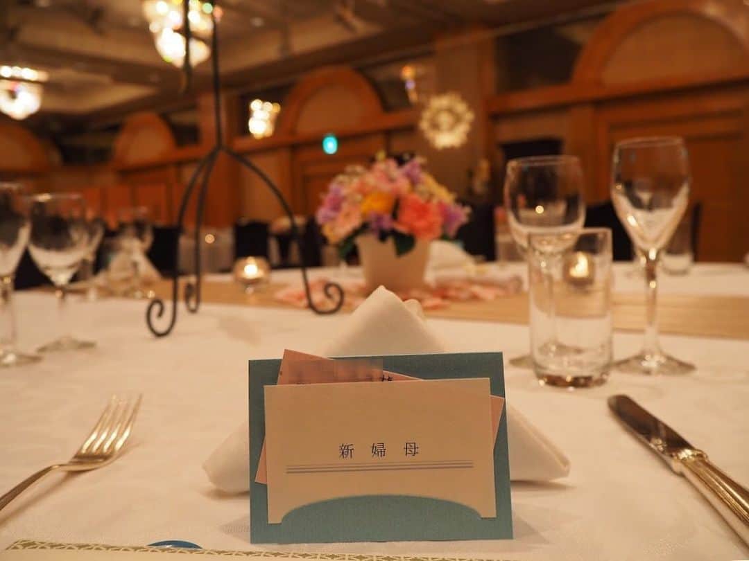 ホテルイースト21東京ウェディング公式のインスタグラム：「. 新婦お母さま席から💐 . #ホテルイースト21東京 #ホテルイースト21 #東陽町ホテル #ホテル婚 #会場コーディネート #会場装花 #装花 #こだわり #結婚式 #披露宴 #新婦母 #hoteleast21tokyo #hoteleast21 #hotelwedding」