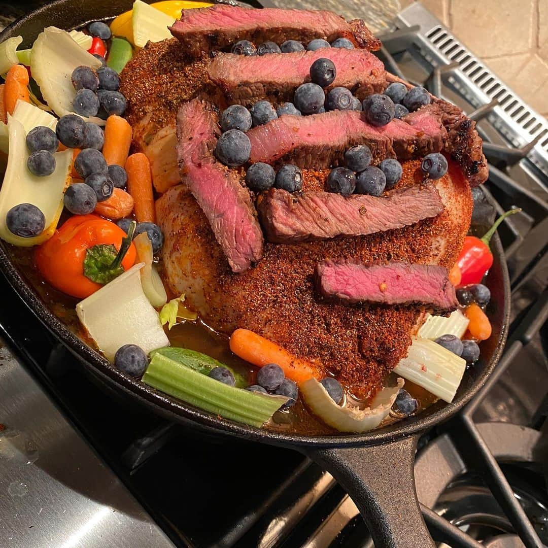 Tony Hsiehのインスタグラム：「Tony & Tyler are cooking steak wrapped chicken tonight and making staying in even more appealing.  #ChefTony #CastIronClub *Posted by Michelle from Tony’s social team」