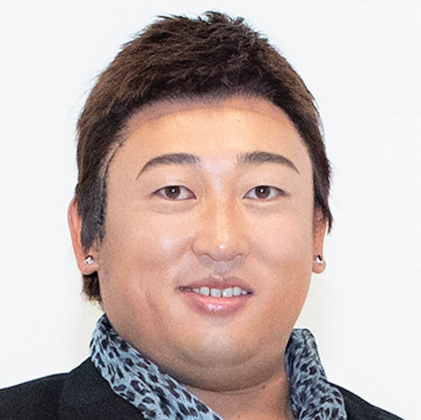 のインスタグラム：「・ ・ 3月15日は眉の日。 ・ 日本の美容界を牽引する眉間メイクのカリスマHARUKI 。 眉間を清潔にすれば全ての美は保たれる。HARUKI氏は、湯船に入る前も眉間しか洗わないというのは有名な話。 ・ HARUKI氏は、マタニティヌードで知られるモデルのメイクも担当している。 ではそのモデルとは誰でしょう?! ・ 答えは明日の投稿の最後で! ※昨日のクイズの答え→「扇風機」 ・ #クリエイターズファイル #HARUKI #メイク #メイクアップ #コスメ #化粧 #眉間 #眉 #美 #美容 #カリスマ #メイクアップアーティスト #モデル #記念日 #ダイアリー #サプライズ #写真日記 #日記 #ザテレビジョン」