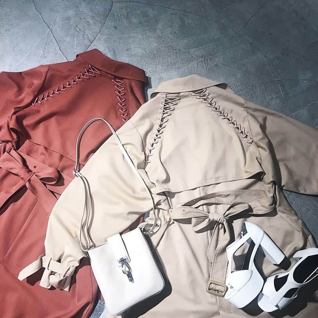 EMODAさんのインスタグラム写真 - (EMODAInstagram)「ㅤㅤㅤ  2020 S/S SEASON CONCEPT -VACATION HIGH-ㅤㅤㅤ  ㅤㅤㅤ  ㅤㅤㅤㅤㅤㅤ ㅤㅤ ㅤㅤㅤㅤ ・LACE UP BULKY TRENCH CO ¥13,800+tax ・THREE POCKET CLIP BAG ¥5,900+taxㅤㅤㅤㅤㅤㅤㅤㅤㅤㅤ ・T LINE HI SANDALS ¥10,800+tax  ㅤㅤㅤㅤ 掲載アイテムは 公式WEB STORE RUNWAYchannelにて🛒 プロフィール( @emoda_official )のURLからチェック✔ ㅤㅤㅤ  ㅤㅤㅤ #EMODA #RUNWAYchannel #2020SS @emoda_snap ㅤㅤㅤㅤ」3月15日 12時00分 - emoda_official