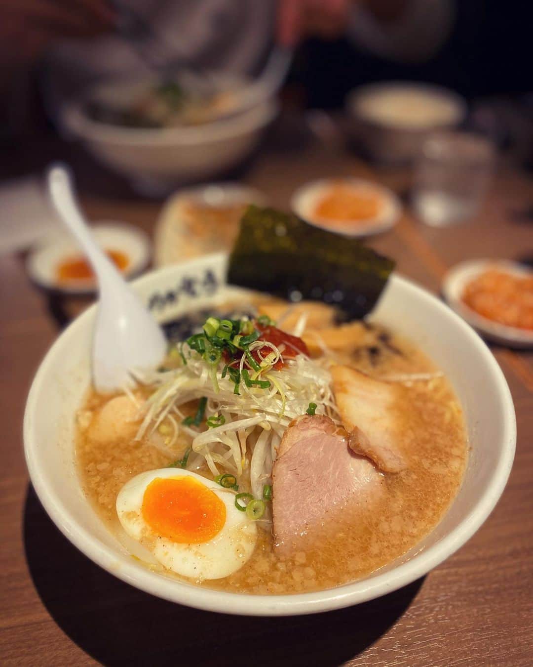 工藤ジェニファー茉侑さんのインスタグラム写真 - (工藤ジェニファー茉侑Instagram)「ホワイトデーに〆ラーメン😂初野方ホープ🙄❤️　@nogata_hope_nm @nogata_hope  豚骨系&コシがしっかりした麺🍜好き好きあるからね、感想は言及しない笑 しそ餃子は小さくてサクっとして美味しかった🥟  #餃子　#gyoza #中目黒　#野方ホープ　#グルメな人と繋がりたい #グルメ女子 #東京グルメ #グルメスタグラム #グルメ部 #tokyotokyo #tokyofood #foodstagram #japanesegirl #asiangirls #asianmodel 　#中目黒グルメ #ラーメン　#ラーメン好きな人と繋がりたい #ラーメンインスタグラマー #ramen #ramennoodles #ramen🍜 #ramenlover #ramenstagram #japanesefood #恵比寿 #ootd #グルメ好きな人とつながりたい #ramennoodle #中目黒カフェ」3月15日 12時02分 - jennifermayu_s