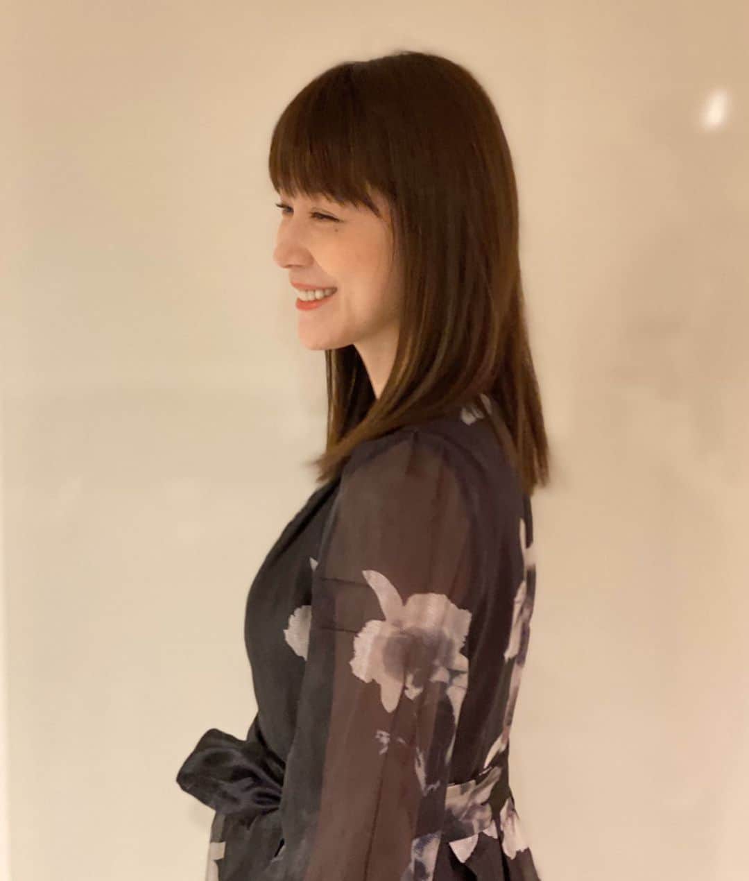 相沢まきさんのインスタグラム写真 - (相沢まきInstagram)「正面からも撮ってもらったけど、横顔、節目がちくらいがちょうどよかったまもなく40歳。 @jir.nobujiro のお店でカット&カラー 前髪もコレくらいの長さ、重さが好きです。  #目線の先には娘  #美容室 #セミロング」3月15日 12時07分 - maki_aizawa0414
