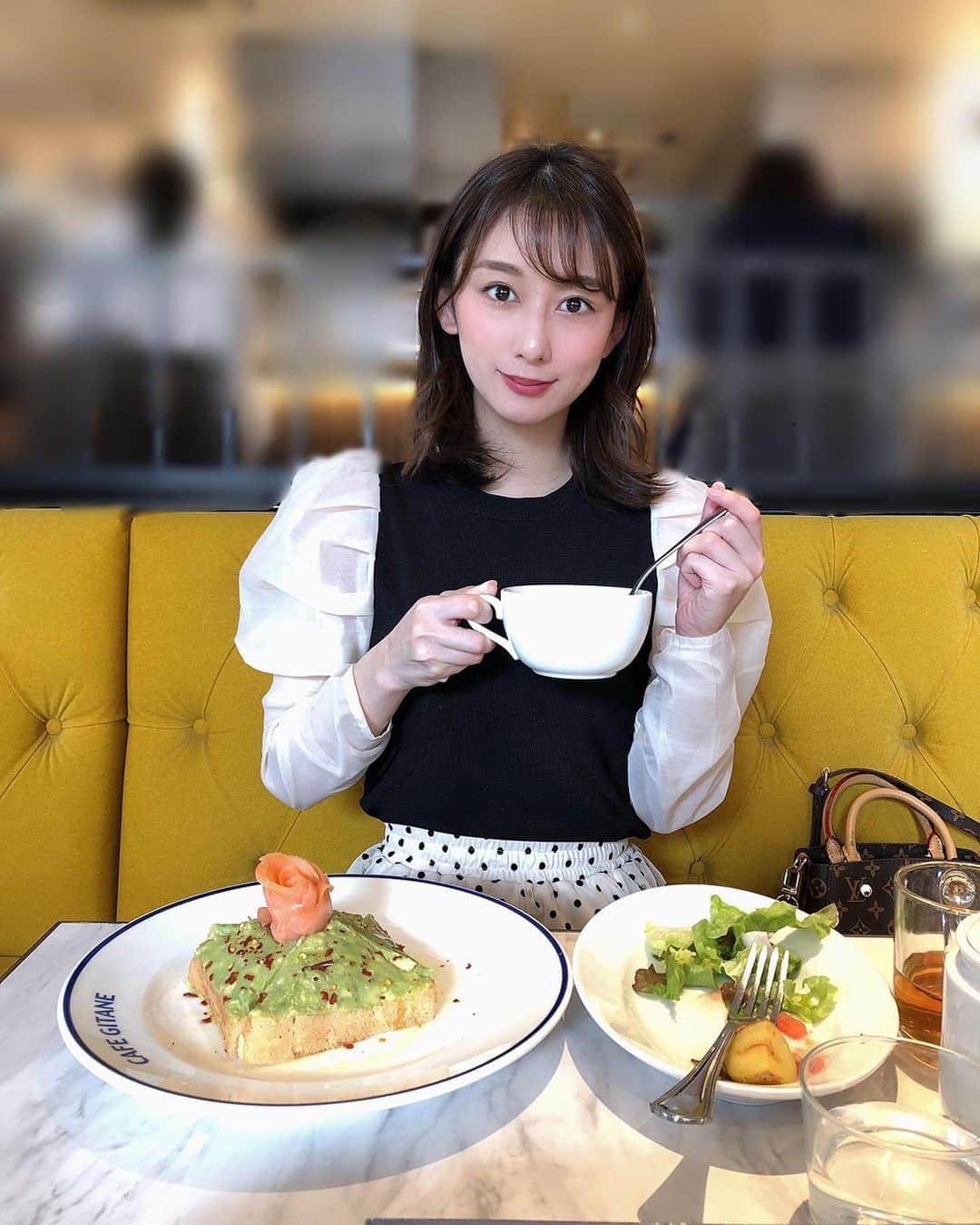 大須賀あみさんのインスタグラム写真 - (大須賀あみInstagram)「アボガドのトースト🥑﻿ 美味しかったなぁ﻿ ﻿ けど、一番いま好きな食べ物は﻿ やっぱり馬刺し、牛タン、ラーメン、えんがわ﻿ かなぁ🥰笑﻿ ﻿ 女の子っぽくなくてすみません。笑﻿ ﻿ ﻿ #女子の休日 #大人女子の休日 #おしゃれなカフェ #カフェ巡り東京 #恵比寿カフェ巡り #黄色のカフェ」3月15日 12時13分 - osugaami_official