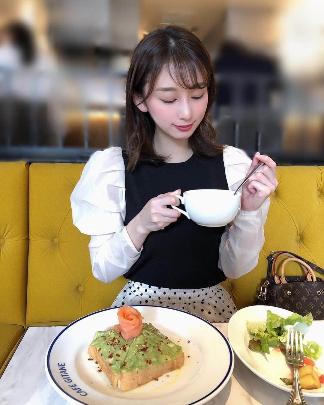 大須賀あみさんのインスタグラム写真 - (大須賀あみInstagram)「アボガドのトースト🥑﻿ 美味しかったなぁ﻿ ﻿ けど、一番いま好きな食べ物は﻿ やっぱり馬刺し、牛タン、ラーメン、えんがわ﻿ かなぁ🥰笑﻿ ﻿ 女の子っぽくなくてすみません。笑﻿ ﻿ ﻿ #女子の休日 #大人女子の休日 #おしゃれなカフェ #カフェ巡り東京 #恵比寿カフェ巡り #黄色のカフェ」3月15日 12時13分 - osugaami_official