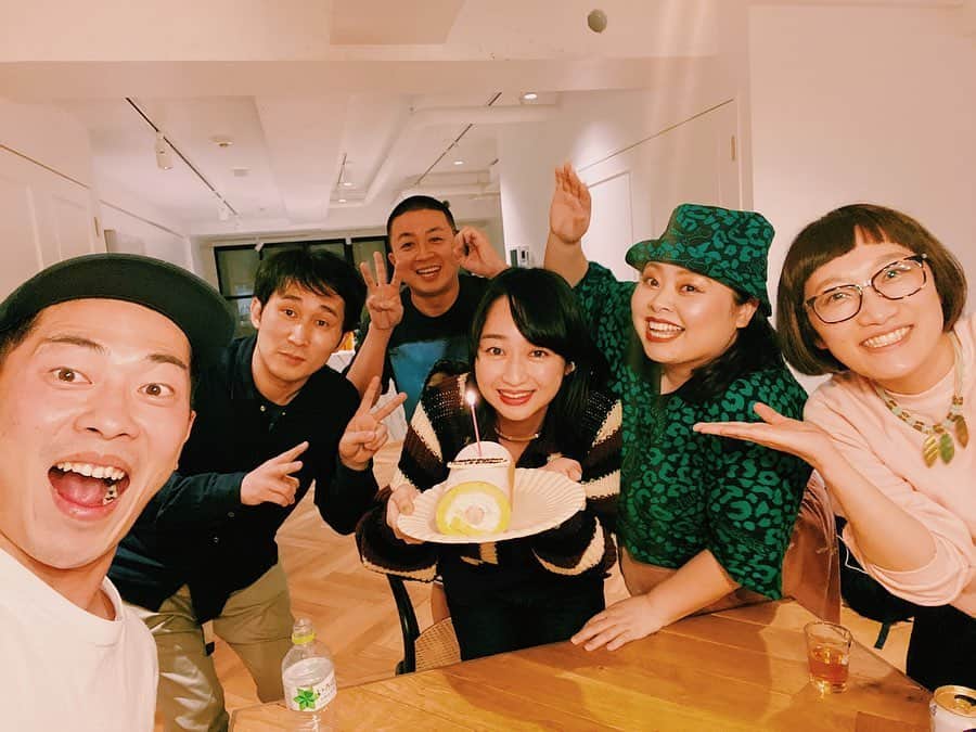 渡辺直美さんのインスタグラム写真 - (渡辺直美Instagram)「大好きな妹　@ogawah のサプライズお誕生日会🥰🎂❤️ 小さかった小川がこんなに大きく立派に育ち、姉兄がテンション上がっているところをお送りしますw ①おめでとうらぶ🍾 ②ケーキ登場で謎のABBAに動揺小川と動揺でも踊るうざい先輩二人 ③小川が来たら驚かせようを練習の3人 ④小川が驚くかじろうちゃんに無駄に実験サプライズ ⑤小川が驚くか太田に無駄に実験サプライズ ⑥本番小川のサプライズ ⑦じろうちゃんが現金プレゼント ⑧⑨可愛い小川 ⑩深夜の夏の終わりのハーモニー  サプライズ大成功なのか分からないけどw お誕生日おめでとう🎂  私のサプライズの会話下手すぎるわw 私が手をあげたらみんな出てくるキッカケだから、早く戻らなきゃって思って走ってるけど、太田も小川も歩くの早いからまじギリw会話に集中出来ないw  素敵な30代を一緒に過ごそうね🙆‍♀️❤️❤️ 皆さんも是非小川におめでとうをお願いします🥰  We did a suprrise birthday party for our little sister that we love @ogawah 🥰🎂❤️ The little Ogawa is growing up and you can see that these proud sisters and brothers are super hype lol ①Congratulations love🍾 ②The cake arrives and with ABBA suddently playing Ogawa panics, and the older two do too but dance anyway ③The three practicing how to suprise Ogawa when she comes ④A practice test on jiro chan to see if the surprise will work on Ogawa ⑤A practice test on Ota to see if the suprise will work on Ogawa ⑥The real thing, suprising Ogawa ⑦Jiro chan gives cash ⑧⑨Cute Ogawa ⑩Late night, end-of-the-summer type harmony  I don't know if the suprise was super successful but lol Happy Birthday🎂  I'm so bad at explaining the suprise lol Me raising my hand was the cue for everyone to come out so I'm running back quickly but Ota and Ogawa walk so fast I barely made it lol I can't concentrate on the conversation lol  Let's have an amazing time in our thirties together🙆‍♀️❤️❤️」3月15日 12時17分 - watanabenaomi703