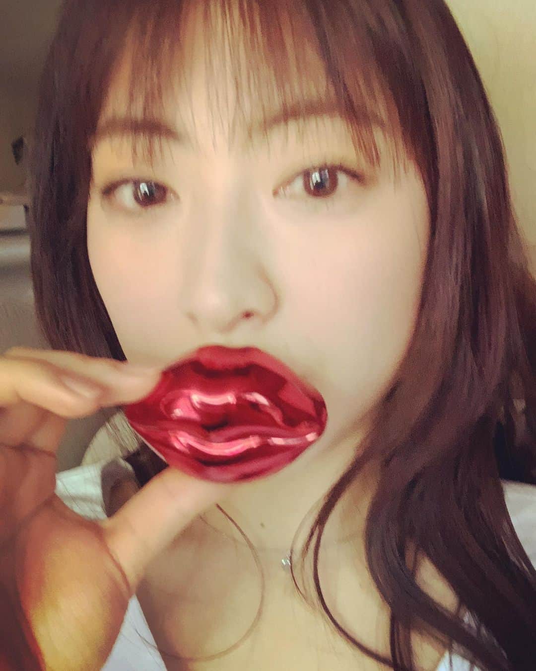 瀧本美織のインスタグラム：「私は元気です。 このように💋💋 みんなが楽しくいれますように！」