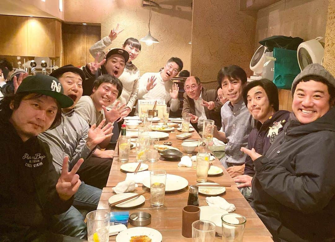 藤井ペイジさんのインスタグラム写真 - (藤井ペイジInstagram)「昨夜はいつものご近所メンバーに誕生日を祝ってもらいました。なんとありがたい！でも話題の中心はオジオズ高松の最新鋭植毛話でした！  #スマイリーキクチ #インスタントジョンソン ゆうぞうさん #元大輪教授 #TAIGA #オジンオズボーン 高松 #与座よしあき #元まめのき 木村 #大狸ぽんぽこ #大村小町 #藤井ペイジ」3月15日 12時25分 - fujii_page