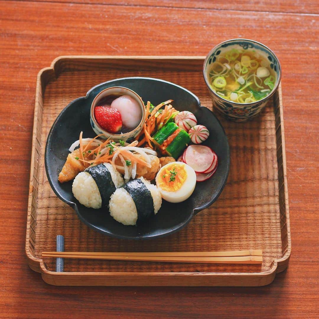 Kaori from Japanese Kitchenさんのインスタグラム写真 - (Kaori from Japanese KitchenInstagram)「在宅勤務中のワンプレート。小さないちご白玉ぜんざいつき。 ・ こんにちは。この前在宅勤務中の朝昼ごはん。 今から飲みが始まりそうな器を選んでいました。 お猪口に小さないちご白玉ぜんざいを。 薬膳走り書きは復習をかねていちごです。 今日は仕事を始める前に ある程度盛り付けておいたので おにぎりを握ってお味噌汁を用意し 10分くらいで準備完了。 新鮮野菜で作るナムルが簡単で美味しかったな。 （塩、ごま油を入れるだけ！） ・ いつも前日にだしをひいてお味噌汁を作っていますが 今回は「ひいふうみそ汁」という 缶に入った顆粒のものを使いました。 もともと #パルシステム の備蓄セットに入っており 賞味期限が近づいていてせっせと消費中。 必要な分だけティースプーンですくい お湯を注げばできあがり。 今回は切ったネギを入れました。 災害用の非常食だけでなく オフィスで小腹が空いた時にも とても重宝するなと思いました。 ペーストタイプと比べて余計なゴミは出ないし 作りやすくて味も美味しかったです。 これは本当にオススメしたくて #勝手にPR Amazonにも売ってました。 午後からもよい一日をお過ごしください。 ・ ・ 【おしながき】 俵形のおにぎり #ひいふうみそ汁 ゆで卵 アジの南蛮漬け ラディッシュのナムル 新にんじんと三つ葉の塩昆布ナムル 前の日の残りのオイキムチ 手毬麩いちご ・ ・ Rice balls, miso soup, boiled egg, sweet and sour horse mackerel, Korean style salad(radish, cucumber, carrot and Japanese herb), gluten cakes, and small strawberry Japanese parfait as a dessert. ・ ・ 2020.03.15 Sun ・ ・ #japanesemeal #washoku #breakfast #朝ごはん #おうちごはん #早餐 #아침밥 #薬膳 #うつわ #和食器 #自炊 #松浦コータロー #落合芝地 #ワンプレート #和ンプレート #在宅勤務 #フーディーテーブル」3月15日 12時37分 - coco_kontasu
