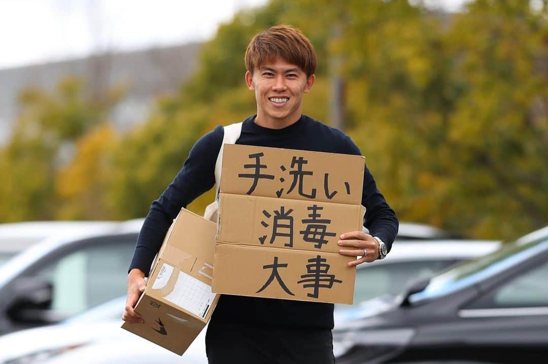 太田宏介のインスタグラム：「『手洗い・消毒・大事』 とある日のクラブハウス出勤風景📸 @nagoyagrampus  個人ができることを徹底しよう！ #grampus  #太田宏介」