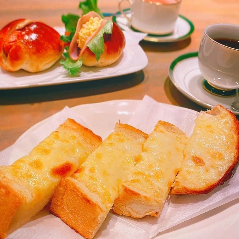 弘松芹香のインスタグラム：「うめぇチーズトースト！！🧀🍞 気さくなマスターはパイプをふかして新聞を読んでましたわ。 デカめのスピーカーとアンプ。いい音楽。 良き！！ ・ ・ #コーヒー #パン #トースト#チーズトースト #チーズ #素敵時間 #息抜き #音楽のある生活 #喫茶店 #カフェ #カフェスタグラム #喫茶 #東京カフェ #パンスタグラム #breaktime #food #instafood #foodstagram #bread #coffee #cheese #cheeseboard #coffeeshop #cafe #☕️ #instalike #instagood #photography #snap #japan」