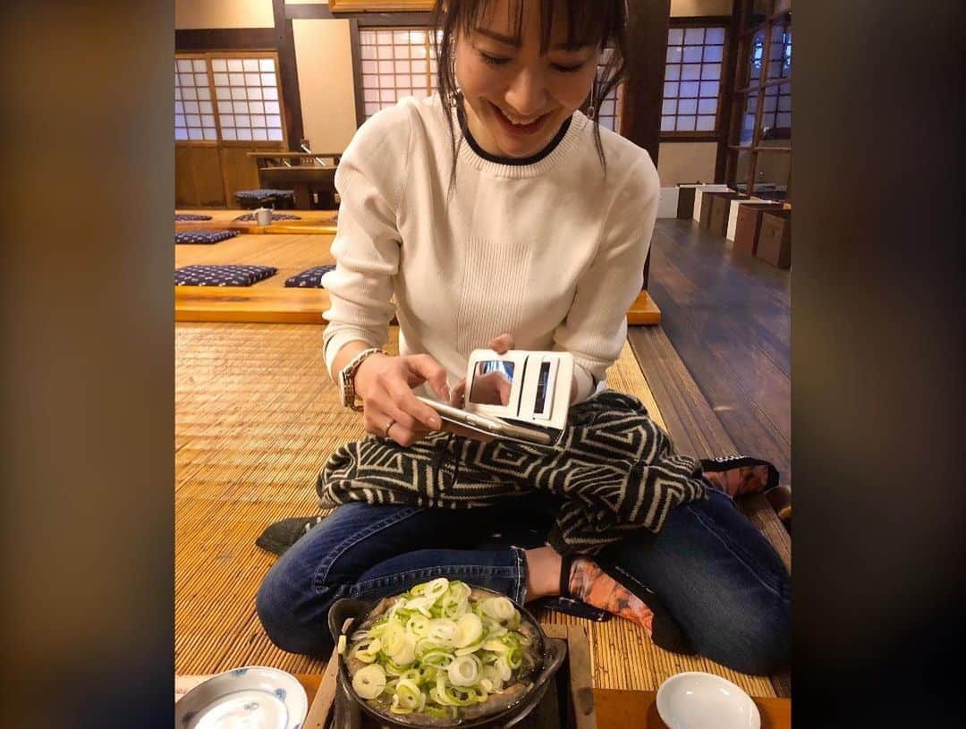 吉山りささんのインスタグラム写真 - (吉山りさInstagram)「駒形どぜう😍✨ 10年振りくらいかも🥰💕✨ どぜうもくじらも 初ナマズも ネギをたーんとかけて😍😍😍 ✨  めちゃくちゃ美味しかった💗 😍😍😍 1人でも行きたくなる依存レベル✨ 💕 💕 💕  #駒形どぜう #どぜう #どじょう 小さい時どじょう救って帰るとおばあちゃんが味噌汁にしちゃうやつ😂 弟泣いてたやつ😂 #ナマズ #なまず #クジラ #くじら  #日本酒 #お酒 #お酒好き女子 ではないけど飲んだ #sake #ごちそうさまでした #よく食べてよく飲んでよく笑う そして #よく寝る  #座敷 も椅子もあります✨ ほぼ #貸切 レベルくらいお客様いなかった #コロナ の影響かな🥺 #浅草 #靴下 は #毛ガニ です #🦀 #大好き 😂 #present #写真 #吉山りさ #japanesefood #japan #tokyo #delicious #畳 落ち着く💗 ゴザでお昼寝すると顔に跡つく😂」3月15日 13時11分 - oreorerisa