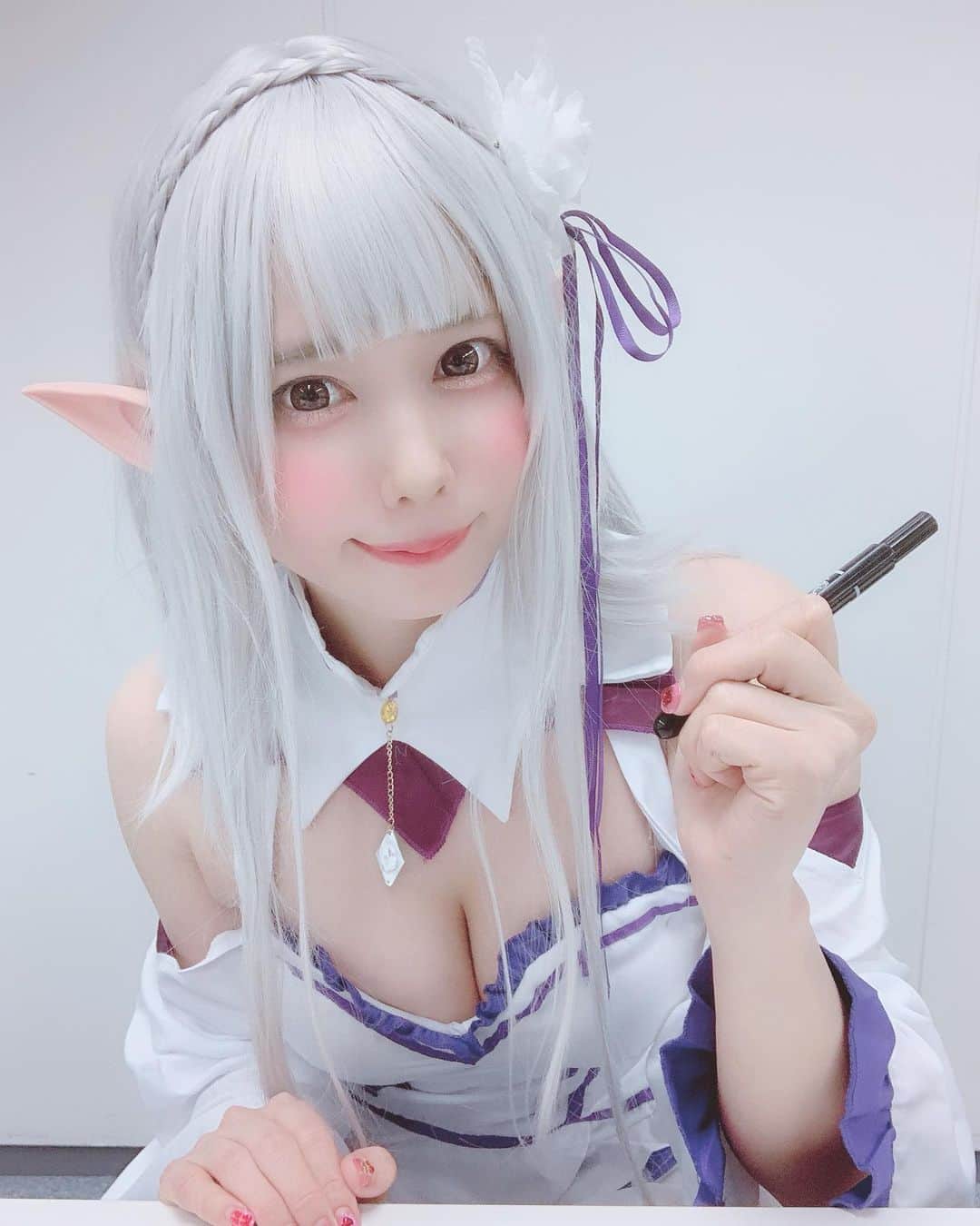 のインスタグラム：「❄️ 💜 ❄️ 💜 インターネットチェキ会 ♡ インターネットサイン会 ♡ 映画のエミリアたんがすごくかわいくてお衣装かってあったの (Ｕ∩ 'ᴗ' ∩Ｕ) ようやくお披露目できた〜♡ (Ｕ*^ω^*Ｕ) ♡ かききれなくて宿題にした分もちゃんとぜんぶサインかけたなの♡ (Ｕ∩ 'ᴗ' ∩Ｕ) たくさんのご注文ありがとう♡ (Ｕ´ ' ᴗ <`Ｕ) ♡ ♡ #リゼロ  #リゼロから始める異世界生活  #エミリア  #エミリアたん #reゼロから始める異世界生活  #コスプレ #恋汐りんご #japanesegirl  #japaneseidol  #cosplay #cosplayer  #idol #sioringogo」