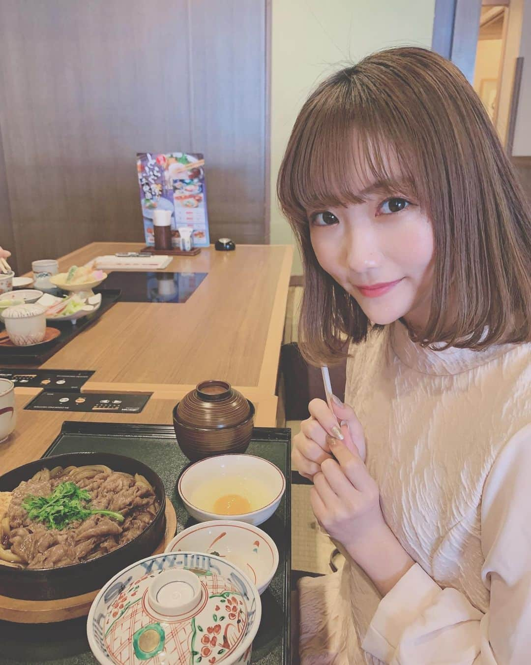 夏川愛実さんのインスタグラム写真 - (夏川愛実Instagram)「﻿ ﻿ ﻿ 優雅なランチ☺️💓💓﻿ ﻿ 最近外食ばっか。。﻿ ﻿ #すきやき#木曽路ランチ﻿ ﻿」3月15日 13時16分 - ami_natsukawa