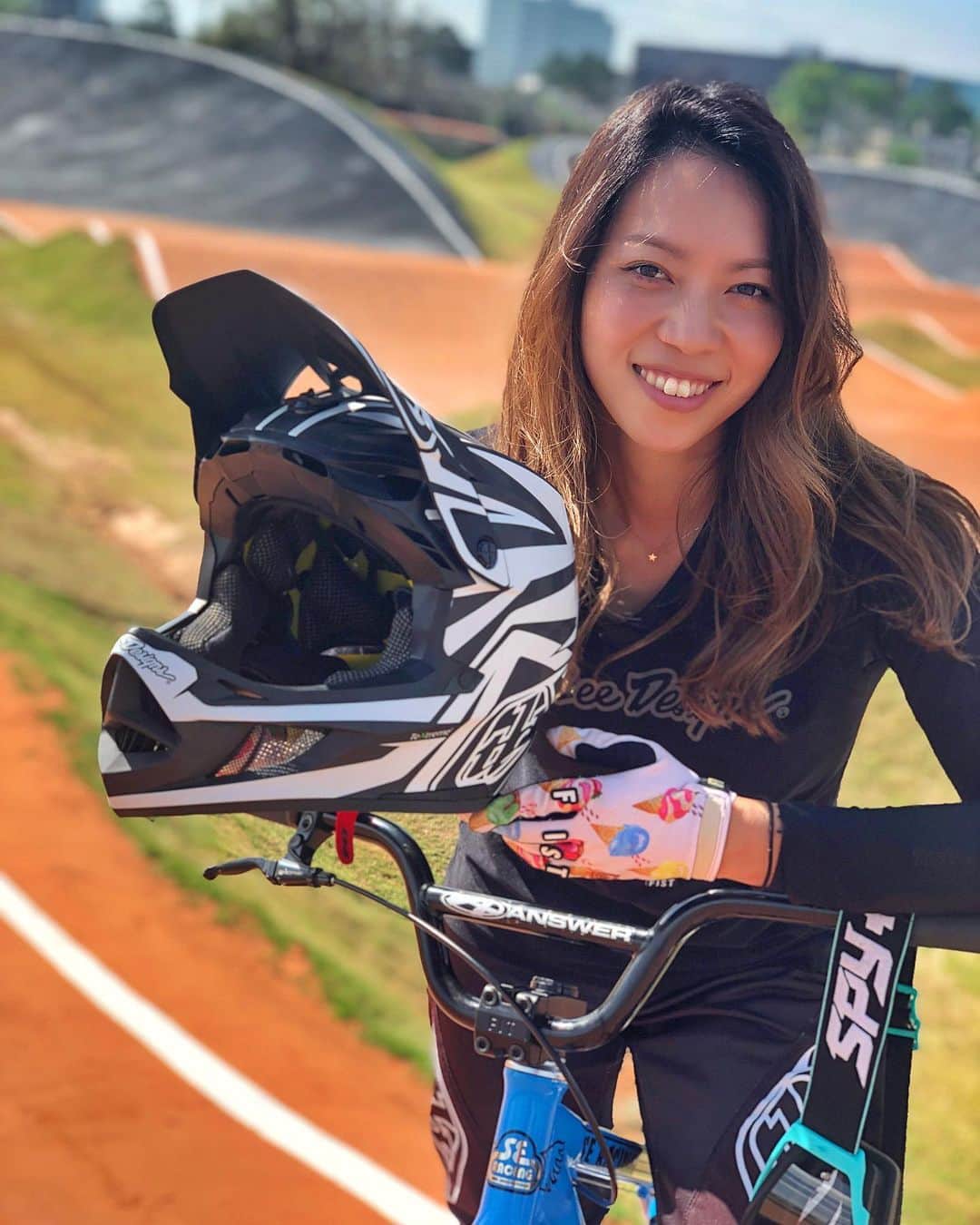飯端美樹のインスタグラム：「New in!! このカラーかっこ良すぎる🤍🖤 Thank you @satorutrd and @tld_bike 🙏🏽 #bmxlife」
