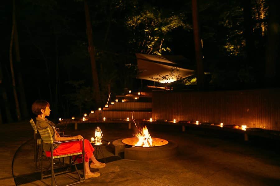 渡辺由布子さんのインスタグラム写真 - (渡辺由布子Instagram)「🏕 ・  6haの広大すぎる森の中にデザインされた#グランピング リゾート。  大自然と一体化するクラウドテラスでアウトドア体験。  焚き火を囲んでマシュマロを焼いたり、夜が深まればウィスキー片手に、大人のための贅沢なひと時を🥃  @yolo.style_japan ▶︎富士山麓と河口湖を望むグランピングリゾートで秋の森リトリート体験【星のや富士】 ・ ・ 📷 @akaruioto.w  #星のや富士 #星野リゾート #日本再発見 #キャンプ初心者  #glamping  #camping  #fireplace  #travelwriter  #japantrip #outdoorlife  #weekendgetaway  #MtFuji #DiscoverJapan ・ ・ 📍 #HOSHINOYAFUJI #🇯🇵」3月15日 13時19分 - watanabe_yuko