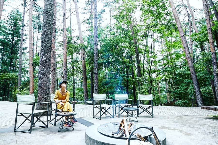 渡辺由布子さんのインスタグラム写真 - (渡辺由布子Instagram)「🏕 ・  6haの広大すぎる森の中にデザインされた#グランピング リゾート。  大自然と一体化するクラウドテラスでアウトドア体験。  焚き火を囲んでマシュマロを焼いたり、夜が深まればウィスキー片手に、大人のための贅沢なひと時を🥃  @yolo.style_japan ▶︎富士山麓と河口湖を望むグランピングリゾートで秋の森リトリート体験【星のや富士】 ・ ・ 📷 @akaruioto.w  #星のや富士 #星野リゾート #日本再発見 #キャンプ初心者  #glamping  #camping  #fireplace  #travelwriter  #japantrip #outdoorlife  #weekendgetaway  #MtFuji #DiscoverJapan ・ ・ 📍 #HOSHINOYAFUJI #🇯🇵」3月15日 13時19分 - watanabe_yuko