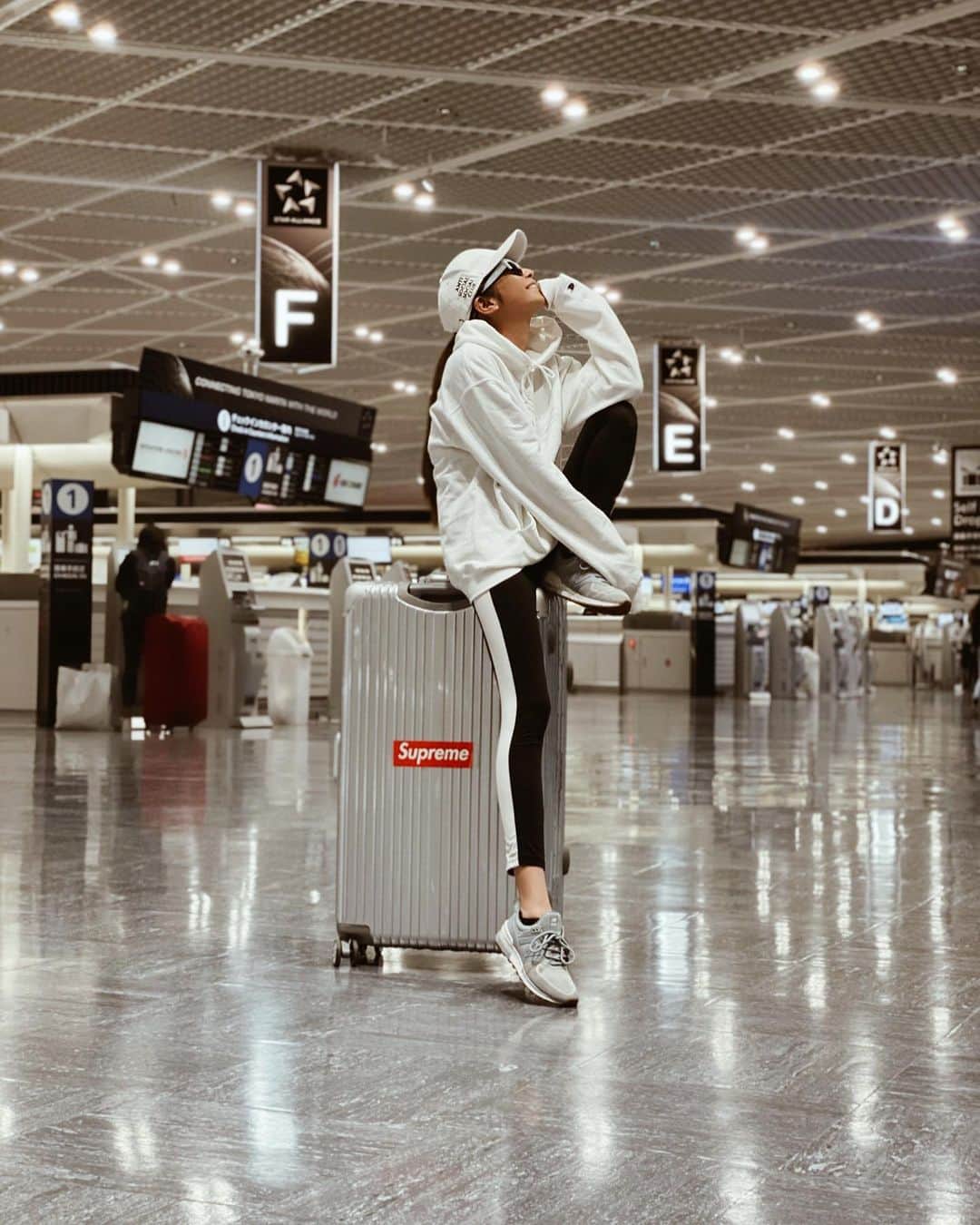 佐藤あずみのインスタグラム：「ばびゅーんと行ってきます...✈︎ . . . #新婚旅行 #飛行機コーデ #らくちんスタイル #travel #honeymoon #hawaii #fashion #ootd #japan #japanesegirl」