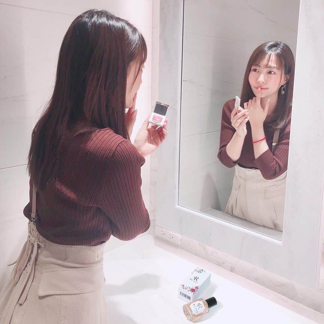 うえむらちかのインスタグラム：「メイクの仕上げは✨﻿ ﻿ 男性の本能を刺激する魅惑のオードトワレ﻿ 🥀『 Ｒｅ：ｏｓｅ (リオーズ) 』﻿ ﻿ @share_love_shop﻿ ﻿ そろそろモテにいかないと笑﻿ ということで、魅力的な女性になれる﻿ フェロモンフレグランスをつけてみました💃﻿ ﻿ ﻿ 8種のモテ香料﻿ #ベルガモット﻿ #ピオニー﻿ #ダマスクローズ﻿ #イランイラン﻿ #ジャスミン﻿ #ムスク﻿ #アンバー﻿ #ピーチ﻿ ﻿ と﻿ ﻿ 女性フェロモン(#オスモフェリン)﻿ #ヒアルロン酸﻿ #セラミド﻿  #ビタミンC﻿ ﻿ などの美容成分が配合された﻿ 特別な香水🌹﻿ ﻿ ﻿ 自分に自信を持ちたい特別な日の﻿ 秘密の香り🤫💕﻿ ﻿ ﻿ #フェロモン香水﻿ #モテ香水 #リオーズ﻿ #美容成分 #香水 #フレグランス﻿ #女子力 #オードトワレ #香水好きな人と繋がりたい ﻿ #Reose #pr #fragrance」