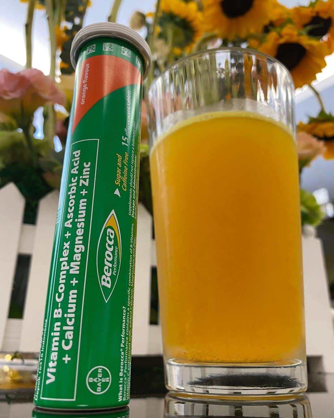 Kim Chiuさんのインスタグラム写真 - (Kim ChiuInstagram)「Metro Manila lock down(community quarantine) for the safety of each and everyone to avoid the virus to spread. #Berocca has Vitamin B-complex, Ascorbic acid, Calcium, Magnesium and the most important now a days ZINC!!!. Drink @beroccaph once a day!🤍💚🤍 for physical energy and mental sharpness!」3月15日 13時26分 - chinitaprincess