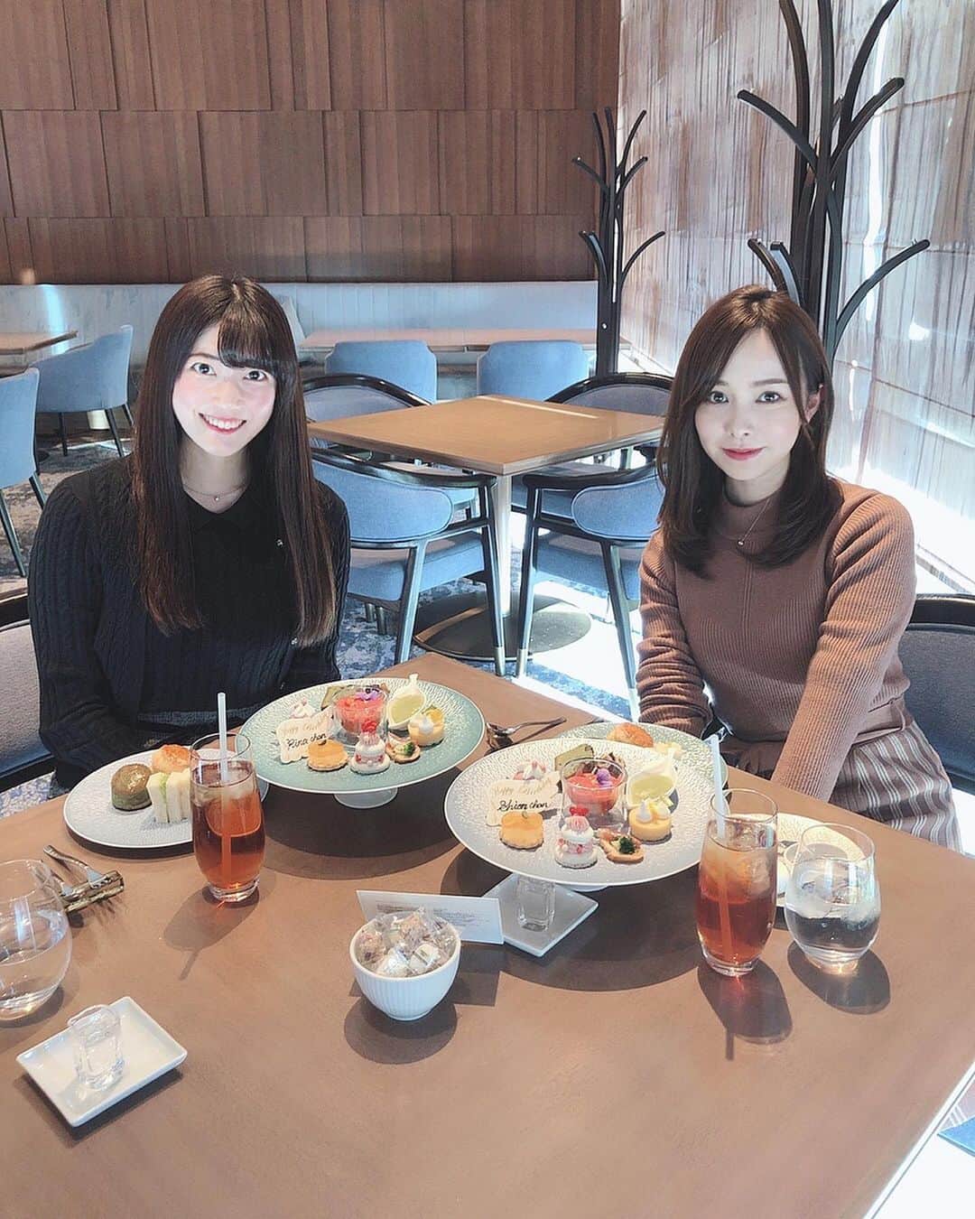 黒澤詩音のインスタグラム：「*﻿ 先日、東京會舘のロッシニで、﻿ ﻿ 2月生まれのわたし﻿ 3月生まれのりなちゃん﻿ ﻿ ということで、お互いのお誕生日お祝いをしました🎂✨﻿ ﻿ 大学生の頃からのおともだち✌ 毎年お祝いしてます😘😘️﻿ ﻿ ﻿ #東京會舘 #rossini #アフタヌーンティー #afternoontea #birthday #birthdayplate #tokyo」